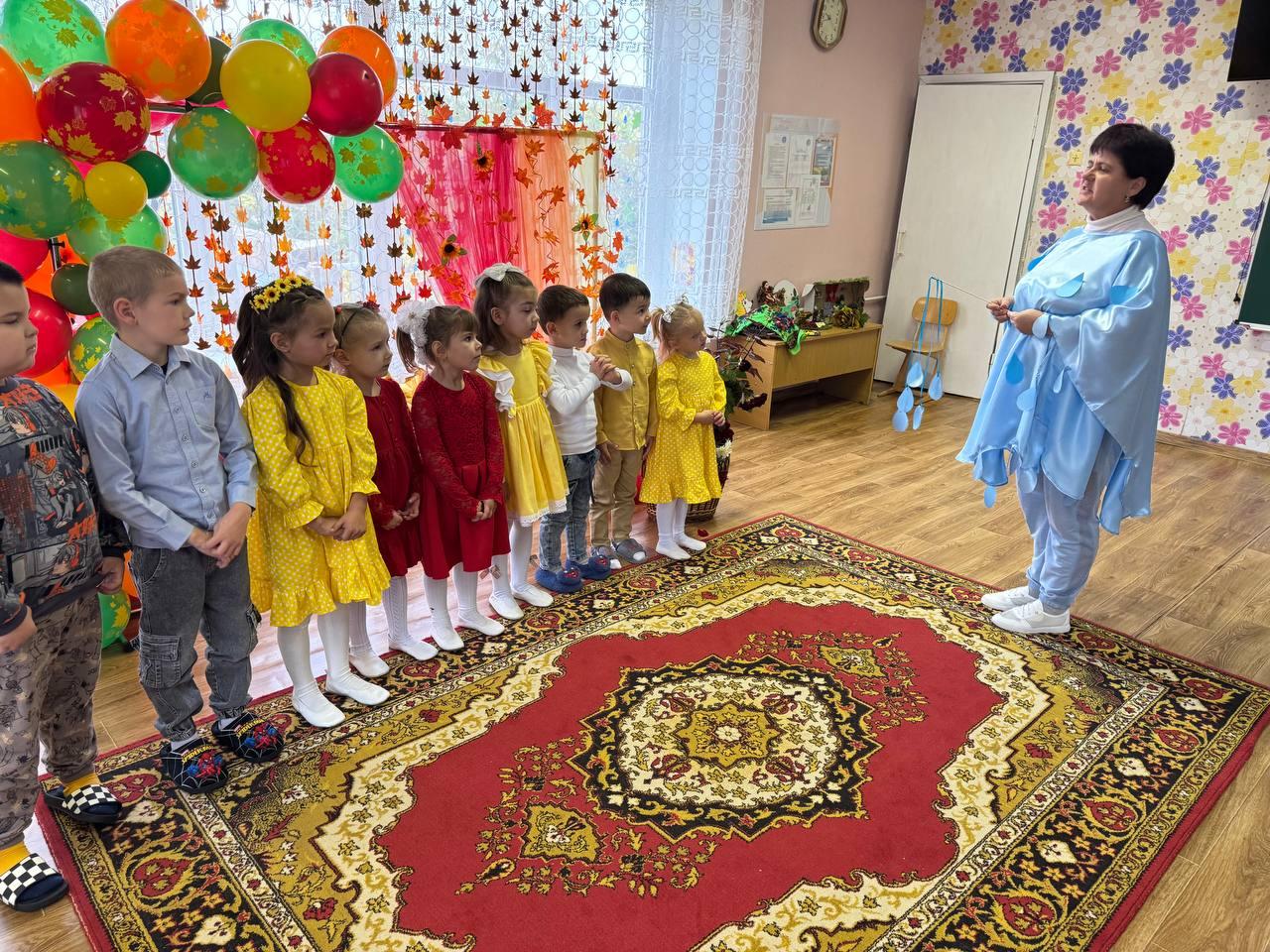 Осень в гости к нам пришла праздник в детском саду Традиционно в Таврийском яслях саду Скадовского МО проходят осенние праздники и этот год не стал исключением Дети с родителями с нетерпением ждали праздника и подготовили поделки из природных материалов листьев шишек яблок которые стали настоящим украшением праздника На праздник пришла красавица осень с угощениями яблоками и виноградом Затем появилась злая тучка огорчившая детей Но их доброта и дружелюбие изменили её настроение и она подружилась с ребятами Гости играли с детьми в разные занимательные игры Каждый ребенок чувствовал себя частью праздника наполняя его радостью и смехом Такой осенний праздник стал не просто развлечением но и прекрасной возможностью для детей узнать больше о природе развить свои творческие способности и научиться сотрудничать друг с другом