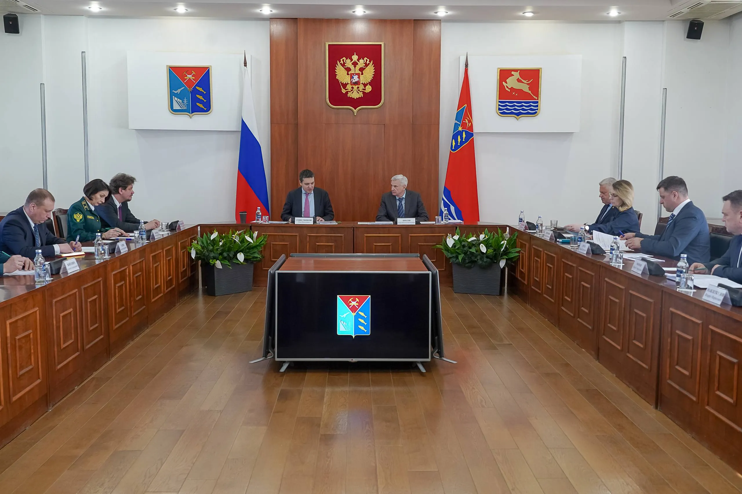 С рабочим визитом Магаданскую область посетил руководитель Рослесхоза Иван Советников Обсудили готовность региона к пожароопасному периоду и вопросы лесовосстановления Для предупреждения возгораний и контроля за возникновением термоточек мы используем технологии наблюдения основанные на искусственном интеллекте В трех муниципальных округах уже действуют стационарные камеры с круговым обзором В этом году расширим зоны видеоконтроля Помощь лесоохране оказывают беспилотники в том числе те которые могут находиться в воздухе до пяти часов Важно сохранять быстроту реакции на сигналы о возгораниях чтобы не допустить увеличения площади пожаров В этой работе также задействованы муниципальные образования и предприятия которые работают на территории Отдельно остановились на использовании сеянцев местных видов растений для восстановления лесов В этом году начнется сбор семян лиственницы даурской и кедрового стланика чтобы через 2 3 года получить пророщенный материал для высаживания на землях нарушенных в результате недропользования и пострадавших от пожаров MAX