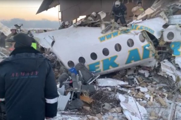 В Казахстане пилотов признали виновными в катастрофе Bek Air в 2019 году Турксибский районный суд Алма Аты признал двоих пилотов авиакомпании Bek Air виновными в катастрофе самолета Fokker 100 в 2019 году в результате которой погибли 11 пассажиров Также погиб командир экипажа Марат Муратбаев а второй пилот Миржан Мулдакулов умер через месяц Об этом сообщает ТАСС Приговором суда командир воздушного судна и второй пилот признаны виновными в совершении преступления предусмотренного частью 3 статьи 344 уголовного кодекса без назначения наказания в связи со смертью сообщили в пресс службе городского суда Алма Аты aviaru net n289477