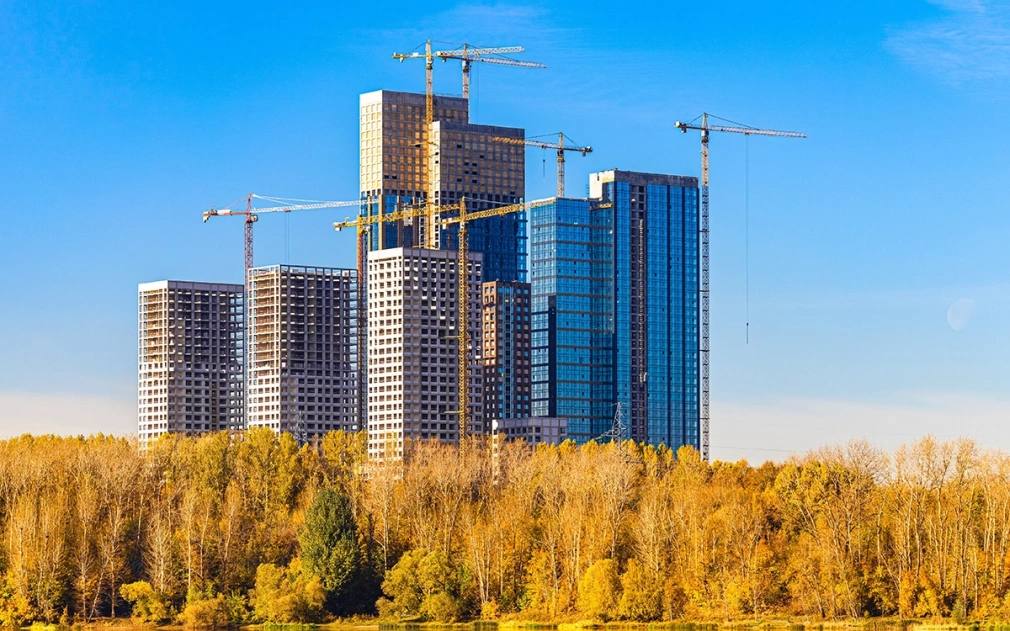 В 2026 году новостройки в Москве могут подорожать почти на 20 Средневзвешенная цена квадратного метра в старых границах Москвы может вырасти на 19 в 2026 году прогнозирует директор руководитель направления жилой недвижимости CORE XP Екатерина Ломтева Цены продолжат расти из за ухода комфорт класса за МКАД и увеличения доли дорогих проектов На рынок выйдет 30 40 новых проектов без комфорт класса Спрос поддержит снижение ключевой ставки и ипотечных ставок объём сделок прогнозируется около 2 8 млн кв м на 12 больше чем в 2025 году Цены на новостройки классов комфорт и эконом останутся в пределах тех параметров которые мы видим Если произойдет коррекция вверх то она будет 1 7 Цены на проекты классов бизнес и премиум продолжат также увеличиваться причем в премиальном сегменте цены будут расти более высокими темпами чем в бизнесе потому что сегодня бизнес класс в Старой Москве становится новым массовым классом пояснила РБК Недвижимости руководитель направления жилой недвижимости CORE XP новостройка Фото Oleg Opryshko Shutterstock FOTODOM Читать РБК Недвижимость в Telegram