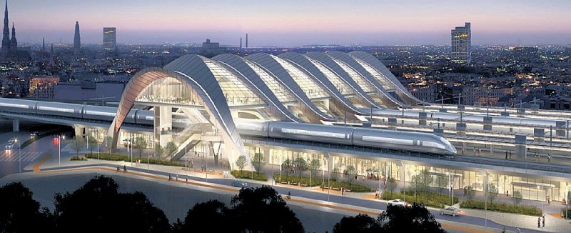 Rail Baltica электрифицируют за 1 77 млрд Литва Латвия и Эстония подписали в Вильнюсе соглашение об электрификации строящейся высокоскоростной железной дороги Rail Baltica за 1 77 млрд Об этом сообщили местные СМИ Впервые у нас есть полноценный контракт всех трех стран Балтии на строительство и проектирование объектов прим ред электрификации железной дороги во всех трех странах сообщил руководитель СП стран Балтии RB Rail Марко Кивила По словам генерального директора LTG Group Эгидиюса Лазаускаса соглашение позволит электрифицировать железную дорогу скоординированно Контракт призван исключить недопонимания и разногласия между ними в будущем Как сообщил Кивила в общей сложности будет электрифицировано 2 4 тысячи км железной дороги установлено 50 тысяч опор ЛЭП соглашение обязывает три страны завершить первый этап проекта в 2030 году Планируется что к концу этого года будут строиться около 40 участков первого этапа Rail Baltica Стоимость первого этапа составляет более 15 млрд 6 6 млрд в Литве 5 5 млрд в Латвии и 3 2 млрд в Эстонии Кивила отметил что Rail Baltica претендует на дополнительное финансирование из бюджета Европейского союза после 2027 года Финансирование программы Connecting Europe Facility увеличилось более чем вдвое что является хорошей новостью для проекта Rail Baltica Мы также видим что финансирование военной мобильности на следующий бюджетный период ЕС увеличено более чем в десять раз Именно из этих источников проект стремится получить дополнительное финансирование чтобы реализовать первый этап к 2030 году пояснил глава RB Rail Фото nasha la lv tzdjournal