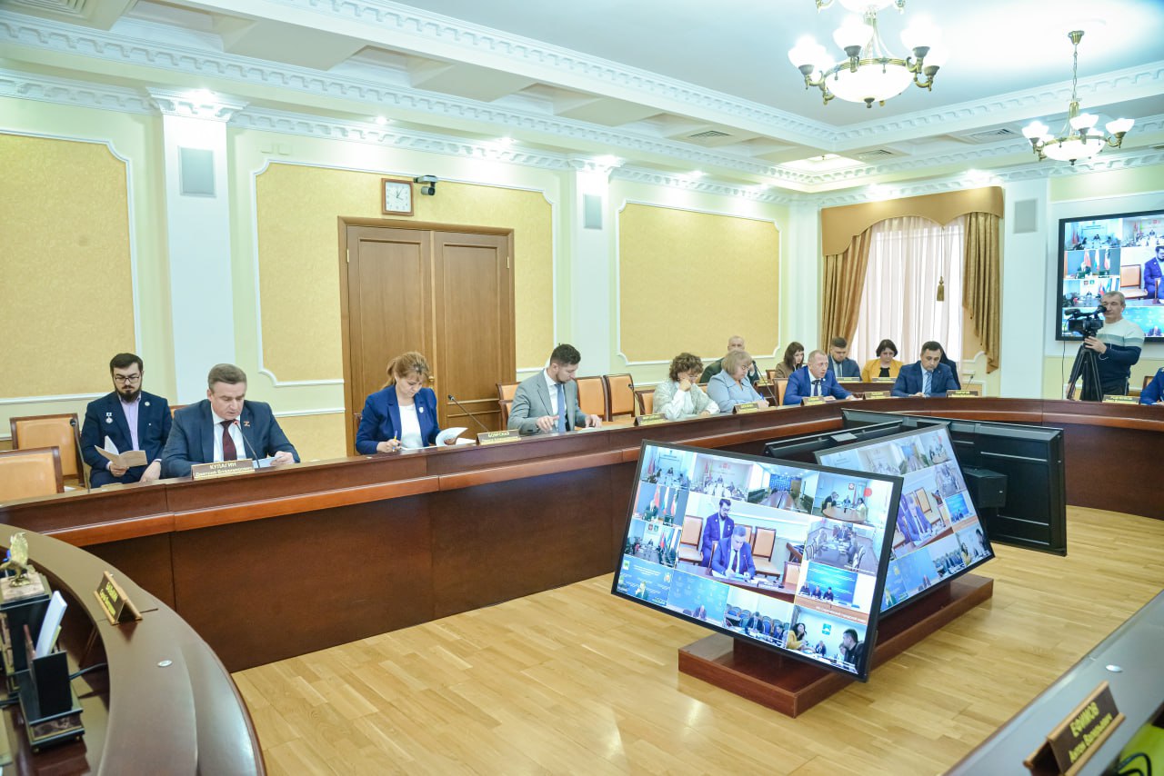 Итоги выполнения программы капремонта многоквартирных домов в 2025 году подвели на заседании регионального правительства В 2025 году в Оренбуржье проведено 747 видов работ в 581 доме Из них 104 вида работ по проектированию и 643 вида работ это строительно монтажные мероприятия на общей площади 2 6 млн кв метров Общая сумма финансирования составила 4 1 миллиарда рублей в том числе 200 млн рублей из областного бюджета было направлено на ремонт многоквартирных домов в исторической части Оренбурга Областной центр по прежнему остается лидером по объемам работ Здесь привели в порядок 182 многоэтажки в том числе 17 домов расположенных в исторической части города Один из таких объектов Усадьба И Г Скворцова на ул Советской 34 В трех зданиях возраст которых превышает сто лет отремонтированы крыши и фасады В микрорайоне ограниченном улицами Всесоюзной и Волгоградской в текущем году обновился целый ансамбль из 5 многоэтажек с обновленными яркими фасадами Новые фасады появились также в домах на ул Карагандинской 84 в пер Соляном 18 и др В доме на ул Краснознаменной 41 8 Марта 32 обновили сразу и фасад и кровлю В Орске обновили 182 МКД Особенно заметны преображения в домах на проспекте Ленина В зданиях постройки 50 60 х годов прошлого века утеплили фасады отремонтировали крыши заменили стеклопакеты в местах общего пользования Работы проводились с учетом пожеланий местных жителей с использованием современных технологий В Новотроицке отремонтировали 54 многоквартирных дома В селе Хабарном города Новотроицка за год обновили сразу 11 кровель Большой объем работ проводится областным Фондом модернизации ЖКХ и по замене старого лифтового оборудования В этом году 88 многоквартирных домов получили 278 новых лифтов Это почти вдвое больше чем год назад Условия проживания улучшились для более 98 тысяч жителей Оренбургской области Присоединяйтесь к нам в MAX