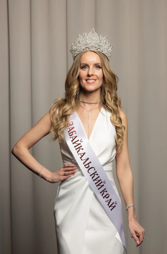Три забайкалки поборются на конкурсе красоты за поездку в Малайзию на Mrs International Global World. Во Всероссийском конкурсе «Ассамблея красоты» девушки представят Читу, Забайкалье и отдельно Кыринский район. Финал пройдет 12 июня в Санкт-Петербурге. Победительница поедет бороться за корону в международном конкурсе в Малайзии. Край представит Юлия Веселкова, ранее завоевавшая титул «Миссис Забайкалье-2025». От Читы в конкурсе участвует Нина Юмшина — «Миссис Чита-2025». Ирина Якушевская участвует в конкурсе от Кыринского района самостоятельно. Поддержать забайкальских красавиц можно в голосовании. Подписаться