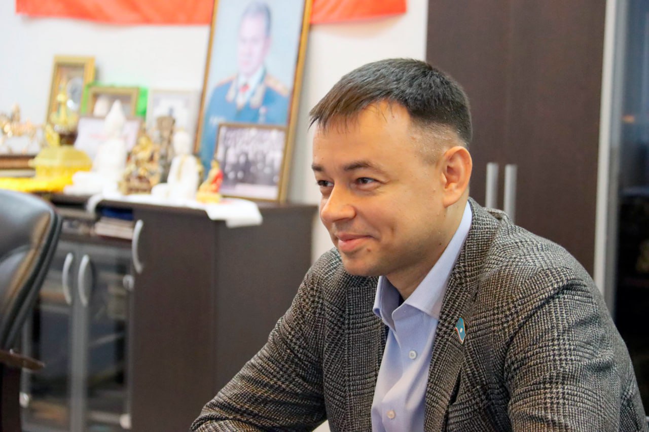 Иван Луцкан, заместитель секретаря регионального отделения, член президиума Регионального политического совета Якутского регионального отделения партии «Единая Россия», удостоен звания «Заслуженный врач ДНР» С июня врачи под его руководством работают в Донецке на базе Центральной городской больницы №14, осмотрев более 500 пациентов и проведя около 140 операций. Это продолжение работы якутских офтальмологов-добровольцев в ДНР, которая ведётся с октября 2022 года. За это время в Кировском, Мариуполе, Зугрэсе и Докучаевске проведено около шести тысяч операций и более 30 тысяч консультаций. «С командой офтальмологов-добровольцев из Якутии работаем с октября 2022 года. В Кировском, Мариуполе, Зугрэсе, Докучаевске за это время провели около шести тысяч операций, проконсультировали более 30 тысяч человек. Лично убедился, насколько велика благодарность наших жителей: они говорят врачам «махтал», что на якутском языке означает «спасибо». Пациенты также делятся эмоциями о том, как вновь начали видеть лица близких. Поблагодарил офтальмологов за помощь и профессионализм», – отметил Денис Пушилин, секретарь Донецкого регионального отделения партии «Единая Россия». #ЕдинаяРоссия #ЕР14 #ДНР