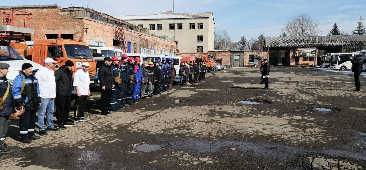 Администрацией Владикавказа, ежегодно перед началом паводкоопасного периода, проводится комиссионное обследование мостов и подмостовых проходов через Терек и подходов к мостовым сооружениям. Проводятся руслорегулировочные работы.   В АМС города обсудили готовность муниципального образования к паводкоопасному и пожароопасному периоду 2025 года.  Пресс-служба АМС_Томаева.