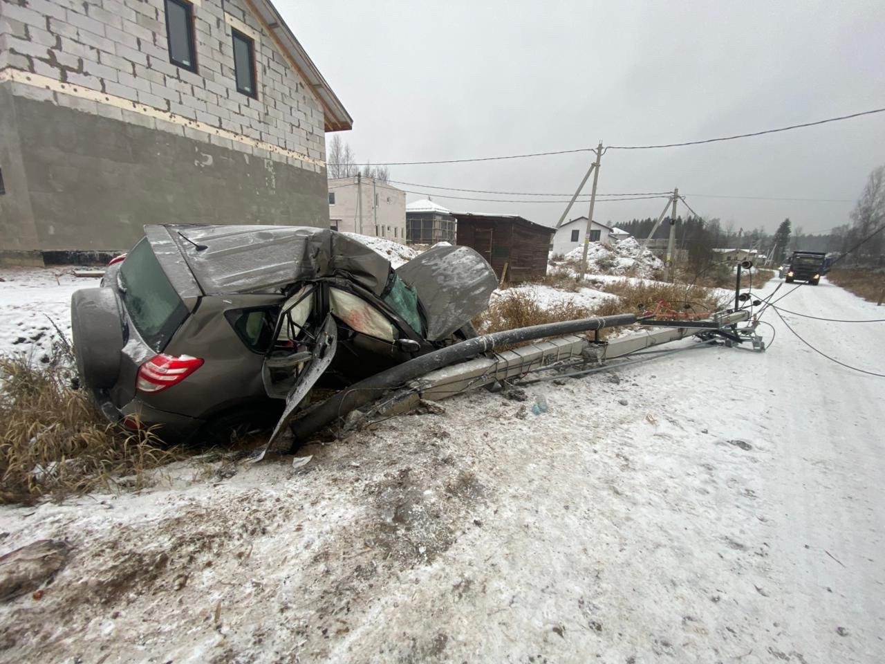 Серьёзное ДТП произошло во Всеволожском районе Ленобласти — пострадали двое  Авария случилась в районе полудня в деревне Касимово. Легковой автомобиль врезался в столб и повалил его, получив серьёзные повреждения. Предположительно, водитель не справился с управлением на заснеженной дороге.  На место приехали спасатели и бригада скорой помощи. Пострадали два человека, один из них — ребёнок. Их доставили в больницу.    соцсети    Подписаться   Прислать новость