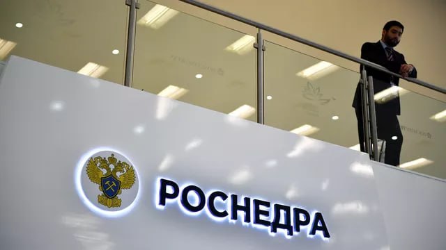 Роснедра ожидают что Россия избавится от импорта лития к 2028 году 16 февраля ПРАЙМ Роснедра ожидают что Россия перестанет зависеть от импорта лития к 2028 году ряда редких металлов к 2030 году сообщил руководитель ведомства Олег Казанов Опираясь на факты полагаю что к 2028 году мы перестанем зависть от зарубежных поставок лития к 2030 году прекратится зависимость по редким металлам таким как тантал ниобий редкие земли редкоземельные металлы ред И существенно сократится зависимость по остальным видам минерального сырья хотя полное избавление от этой зависимости уже уходит за горизонт 2030 года сказал он в ходе выступления в Госдуме на круглом столе фракции КПРФ Законодательное регулирование и правоприменение в сфере недропользования Казанов отметил что Россия лидирует по запасам большого количества видов минерального сырья В частности она первая по газу и алмазам