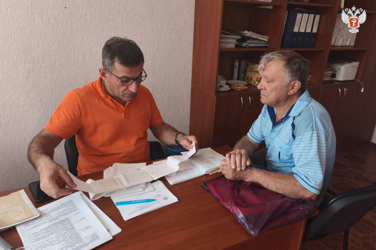 Профессорский обход: Более 100 пациентов из ЛНР и ДНР осмотрел кардиолог ведущего федерального центра Минздрава России   В рамках «Профессорского обхода» — ведущие специалисты федеральных медицинских центров Минздрава России по поручению министра здравоохранения РФ Михаила Мурашко выезжают в новые регионы для консультации пациентов, проводят осмотры, оперируют их, а при необходимости направляют в федеральные центры для ВМП.   На территории Луганской и Донецкой Народных Республик состоялся врачебный обход: более 100 пациентов в городах Донецк, Макеевка, Енакиево, Луганск, Антрацит, Краснодон, Свердловск и Мариуполь получили консультации специалистов.    Миссию, направленную на поддержку здоровья жителей новых регионов, возглавил руководитель отдела нарушений сердечного ритма и проводимости НМИЦ терапии и профилактической медицины Минздрава России Карапет Давтян.  В ходе осмотров 50 человек направили для высокотехнологичного лечения в НМИЦ терапии и профилактической медицины Минздрава России.    Особое внимание уделялось пациентам с сердечно-сосудистым заболеваниям.  Так, в рамках визита в новые регионы Карапет Давтян провел экстренную операцию 72-летней женщине из ЛНР с полной поперечной блокадой сердца. Он имплантировал кардиостимулятор, что спасло ей жизнь.  — Среди осмотренных пациентов была пациентка с полной поперечной блокадой сердца. Данные пациенты находятся в группе высокого риска внезапной сердечной смерти. Чем было обусловлено решение оперировать пациентку на месте. Благодаря содействию администрации и врачей республиканской больницы и главного кардиолога ЛНР эта операция была успешно проведена в Луганске. Жизни пациентки ничего не угрожает, — рассказал Карапет Давтян.  #СетьНМИЦев