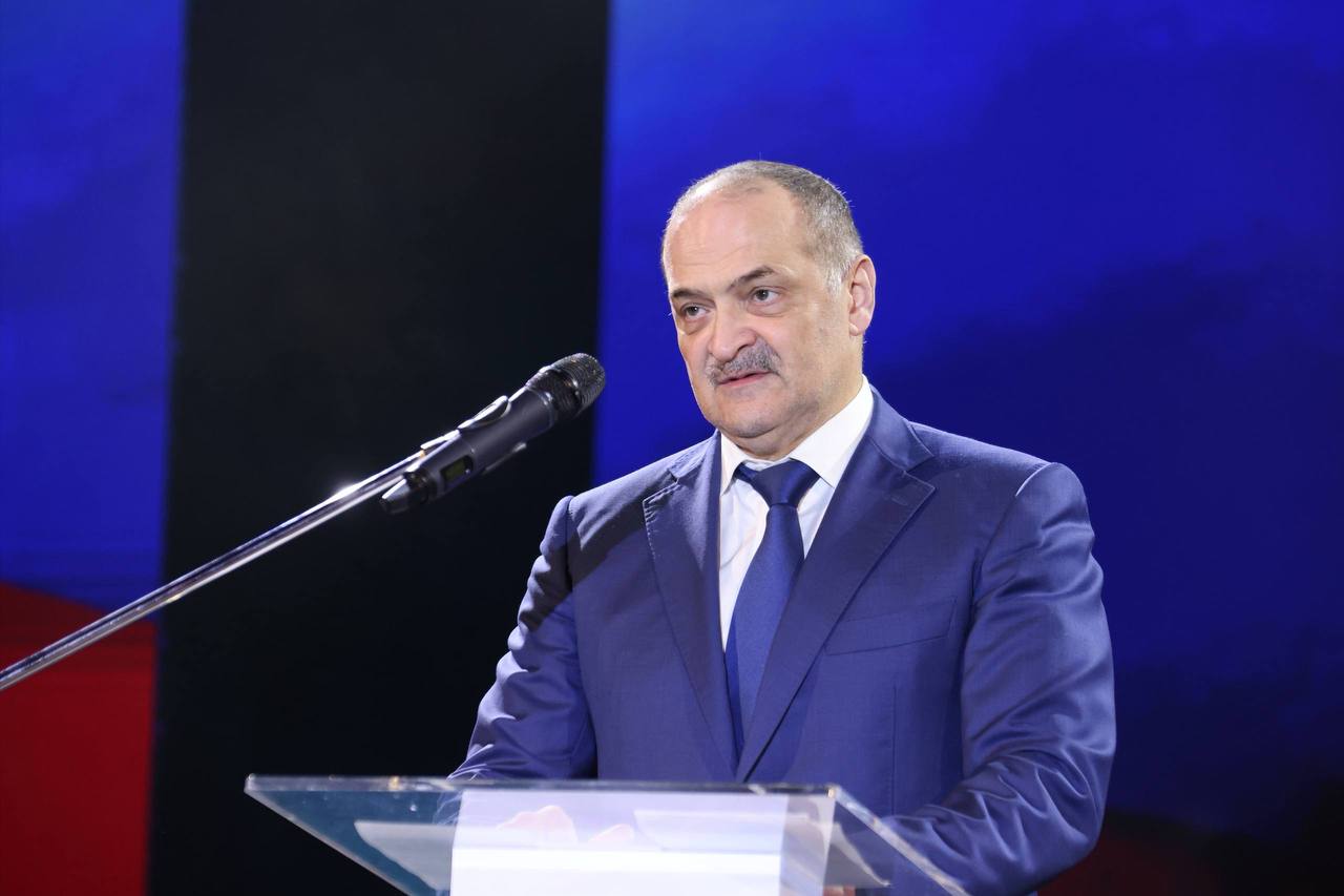 Сергей Меликов анонсировал прибытие в Дагестан трехмачтового парусного корабля Об ожидании судна глава региона сообщил на юбилейном мероприятии к 155 летию Махачкалинского морского торгового порта В апреле мы ожидаем прибытие в порт трехмачтового парусного корабля на котором наши дети наши ребята будут проходить практику путешествовать по другим портам Каспийского моря сказал глава республики Это событие посвятят 155 летию Махачкалинского порта Напомним ранее по итогам встречи Сергея Меликова с руководителем Росморречфлота Андреем Тарасенко было подписано соглашение о создании мореходного училища в республике Так в Дагестане на базе Колледжа машиностроения и сервиса им С Орджоникидзе появилось новое направление подготовки специалистов плавательного состава для водного транспорта судоводителей судовых электриков и судомехаников К учёбе уже приступили 75 курсантов