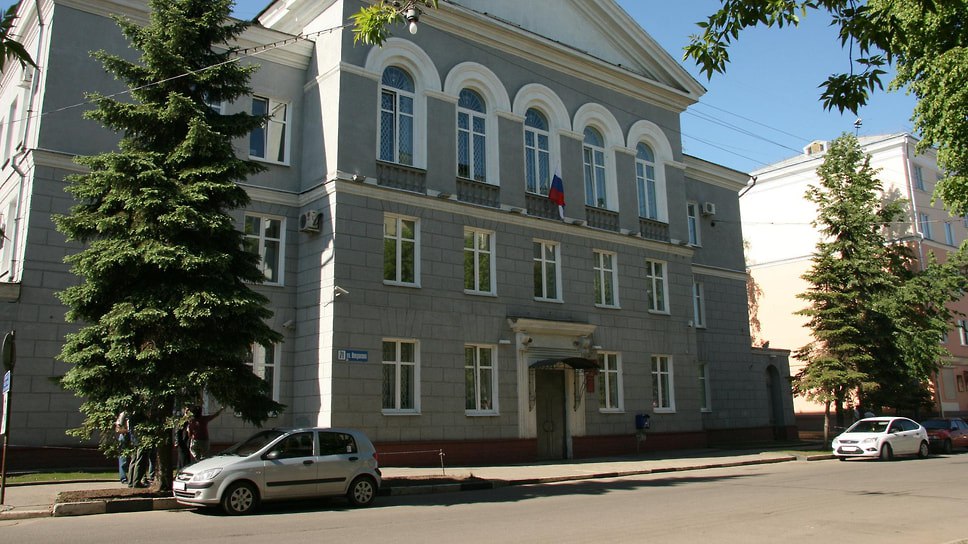 Суды в Ярославле отклонили иск бывшего адвоката гендиректора ПАО ТГК 2 Надежды Пинигиной о взыскании с компании более 9 7 млн руб за услуги защитника Адвокат Роман Головкин требовал выплату по договору заключенному в 2023 году Деньги не были перечислены из за ареста счетов ПАО Фото Ленинский районный суд Еще больше новостей в Telegram канале Ъ Ярославль