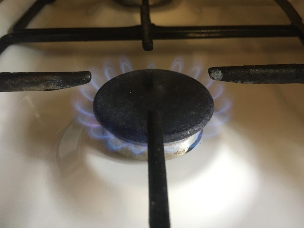 В Рязанской области специалисты перемонтировали воздушный газопровод чтобы отключить должнику газ Как сообщает Газпром межрегионгаз Рязань такие крайние меры применили к жителю села Дудкино Рязанской области Он не оплачивал в полном объеме потребленный газ с июня 2022 года в результате общая сумма задолженности выросла до 126 тысяч рублей Уведомления об оплате задолженности домовладелец игнорировал а когда газовики приходили чтобы отключить должнику газ он их на свою территорию не пускал В итоге было принято решение отключить должника от системы газоснабжения на сетях ГРО для этого провели сложные работы по перемонтажу воздушного газопровода Теперь чтобы восстановить газоснабжение в домовладении потребителю помимо основной суммы задолженности за газ предстоит оплатить стоимость работ по прекращению поставки газа и последующему подключению