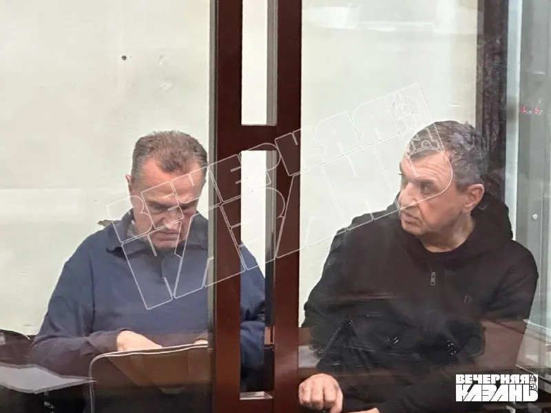Бывшему зампрокурора Казани запросили 13 лет строгача по делу о взятках в 3 млн рублей Сторона обвинения также просит назначить Гумеру Нафиеву штраф 60 млн рублей лишить его чина советник юстиции и почетного звания Заслуженный юрист РТ а также на 10 лет запретить работать в руководящих должностях Напомним по версии следствия Гумер Нафиев передал своим знакомым постановление о приостановлении уголовного дела беглого олигарха Александра Кондратенкова который обвинялся в выводе миллиардных активов нескольких страховых компаний Подробнее читайте здесь Розыгрыш сертификатов Вечерка в MAX