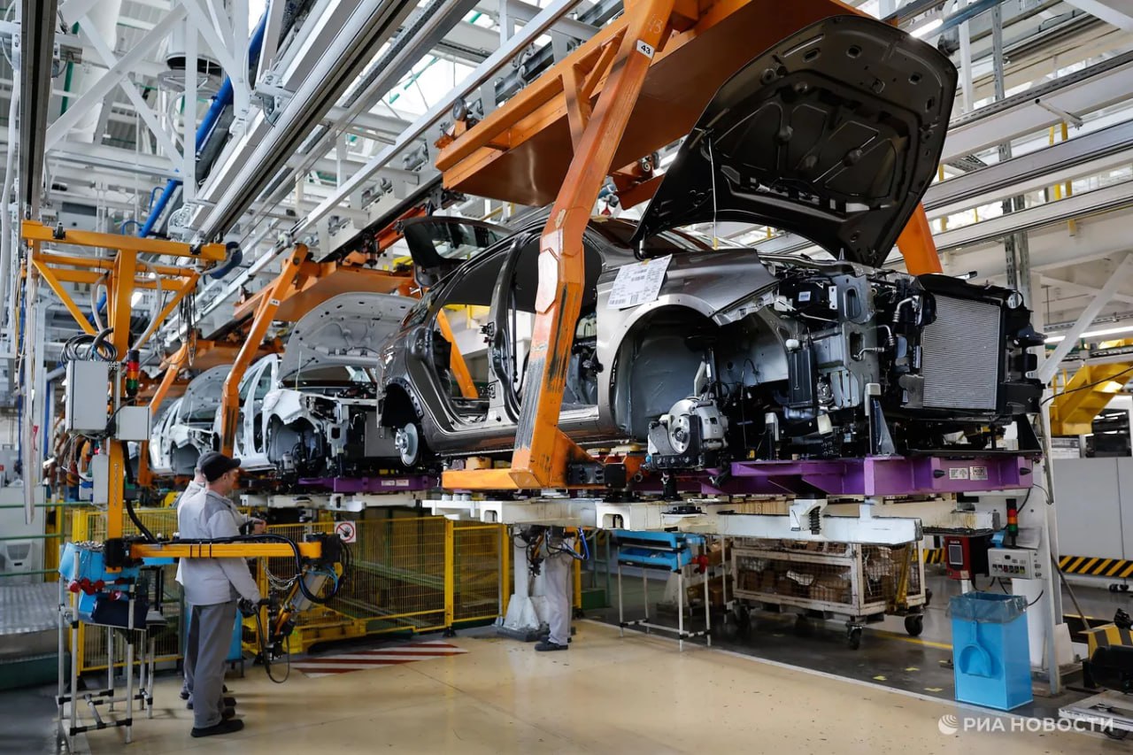 АвтоВАЗ с 1 января 2026 года вернется к полной пятидневной рабочей неделе Соответствующий приказ подписал президент компании Максим Соколов На четырехдневный рабочий график предприятие перешло с 29 сентября Как отмечал до этого Соколов в беседе с РИА Новости благодаря этой мере в следующем году компании удастся избежать большого скопления машин Lada на складах Подписаться на РИА Новости экономика Все наши каналы