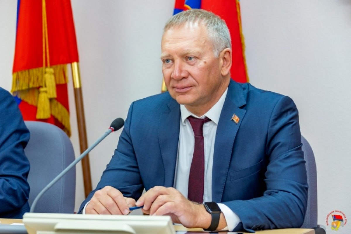 Владимир Милотворский: Программа «СВОи Герои 49» стала логичным продолжением федерального проекта «Время Героев» В сентябре начнется обучение ветеранов и участников СВО. Магаданская область, как и другие регионы страны, по поручению Президента РФ Владимира Путина реализует программу обучения и повышения квалификации для участников и ветеранов СВО. «Программа «Время Героев» доказала свою эффективность в адаптации участников СВО к мирной жизни и позволила раскрыть их способности в различных сферах. Этот проект реализуется на федеральном уровне, и его логичным продолжением стала колымская программа «СВОи Герои 49». Наш отдаленный регион испытывает дефицит кадров, который частично может быть восполнен с помощью данной программы, — отмечает генеральный директор ПАО «Магаданэнерго» Владимир Милотворский. — Она позволит участникам СВО не просто получить новые знания и опыт, но и применить их в новых профессиональных сферах, в том числе в энергетике. Наша компания готова трудоустроить выпускников проекта «СВОи Герои 49». Обучение пройдет на базе СВГУ и включит модули: «Государственная политика и система госуправления», «Экономика и финансы», «Региональное и муниципальное управление», «Современные технологии управления». Участники будут изучать федеральное и региональное законодательство, локальные правовые акты. Стажировки состоятся на базе Правительства Магаданской области, областной Думы, органов исполнительной власти и подведомственных организаций, администраций муниципальных образований Колымы, на коммерческих предприятиях. Фото: Магаданская областная Дума Источник: kolyma.ru