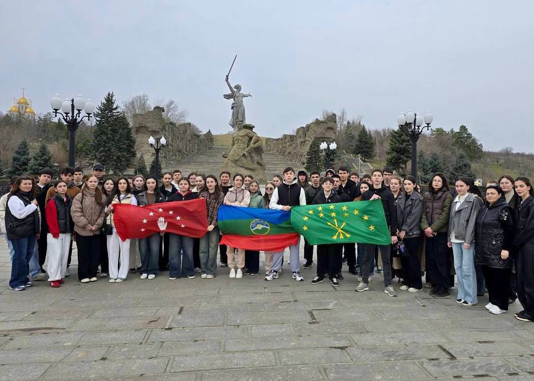 Школьники КЧР в культурно-познавательном туре в Волгограде  Почти 300 школьников из КЧР за успехи в военно-патриотической работе поощрены поездкой в Волгоград. Ребята из Хабезского, Адыге-Хабльского, Карачаевского районов и Карачаевска уже побывали в городе-герое. Они посетили  мемориальный  комплекс «Мамаев Курган», музей «Сталинградская битва», Дом Павлова и другие достопримечательности.   Поездка организована министерством образования КЧР по инициативе Главы республики Рашида Темрезова.