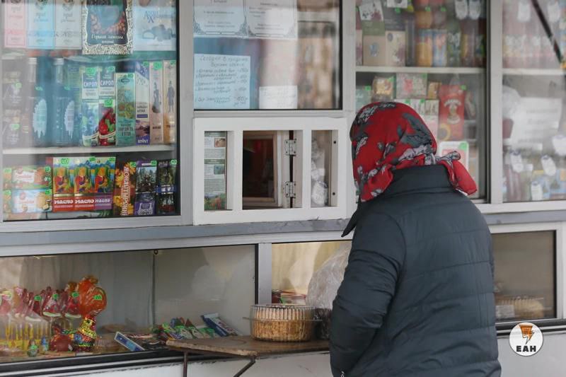 Ускорить борьбу с киосками хотят екатеринбургские депутаты  По словам директора департамента потребительского рынка Максима Чаплыгина, в настоящее время владельцам торговых точек дается пять дней для добровольного выноса таких объектов. Чаплыгин предложил сократить этот срок до трех часов после уведомления для незаконно установленных палаток, передвижных объектов и до 24 часов – для киосков, павильонов.  Депутат Антон Швалев отметил, что следует сократить срок и для принудительного выноса торговых точек. Сейчас этот период длится до 45 дней.