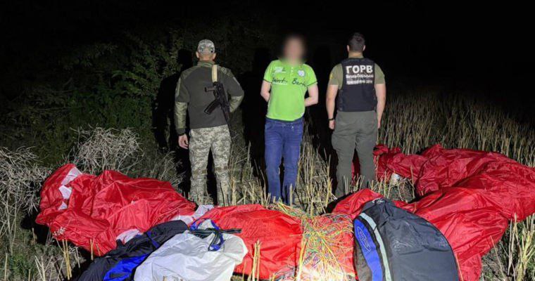 Пограничники задержали украинца, пытавшегося перелететь в Молдову на параплане  Пограничники Могилёв-Подольского отряда задержали нарушителя, который попытался пересечь государственную границу вне пунктов пропуска необычным способом — по воздуху.