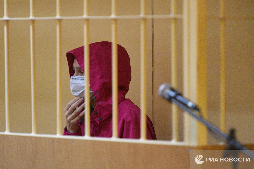 Вдову рэпера Энди Картрайта Марину Кохал осудили на 12 5 лет колонии за его убийство Кохал в 2020 м сначала ввела рэперу инъекцию препарата от которого он скончался а после расчленила тело и уничтожила часть внутренних органов Подписаться на РИА Новости