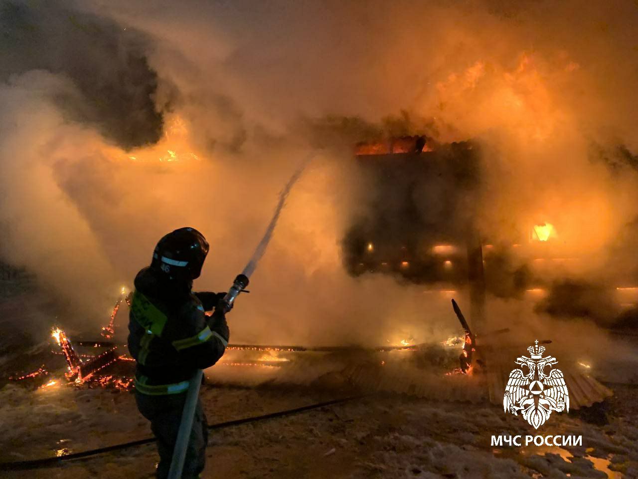 ‍  В Прибайкалье за минувшие сутки:    ЧС не произошло;   на водных объектах происшествий не зарегистрировано, на водоёмах области наблюдается усиление процессов ледообразования и установления ледостава;    ледовые переправы не открывались;  пожарные привлекались для ликвидации последствий 8 ДТП;  зарегистрировано 17 пожаров.  #СводкаМЧС38