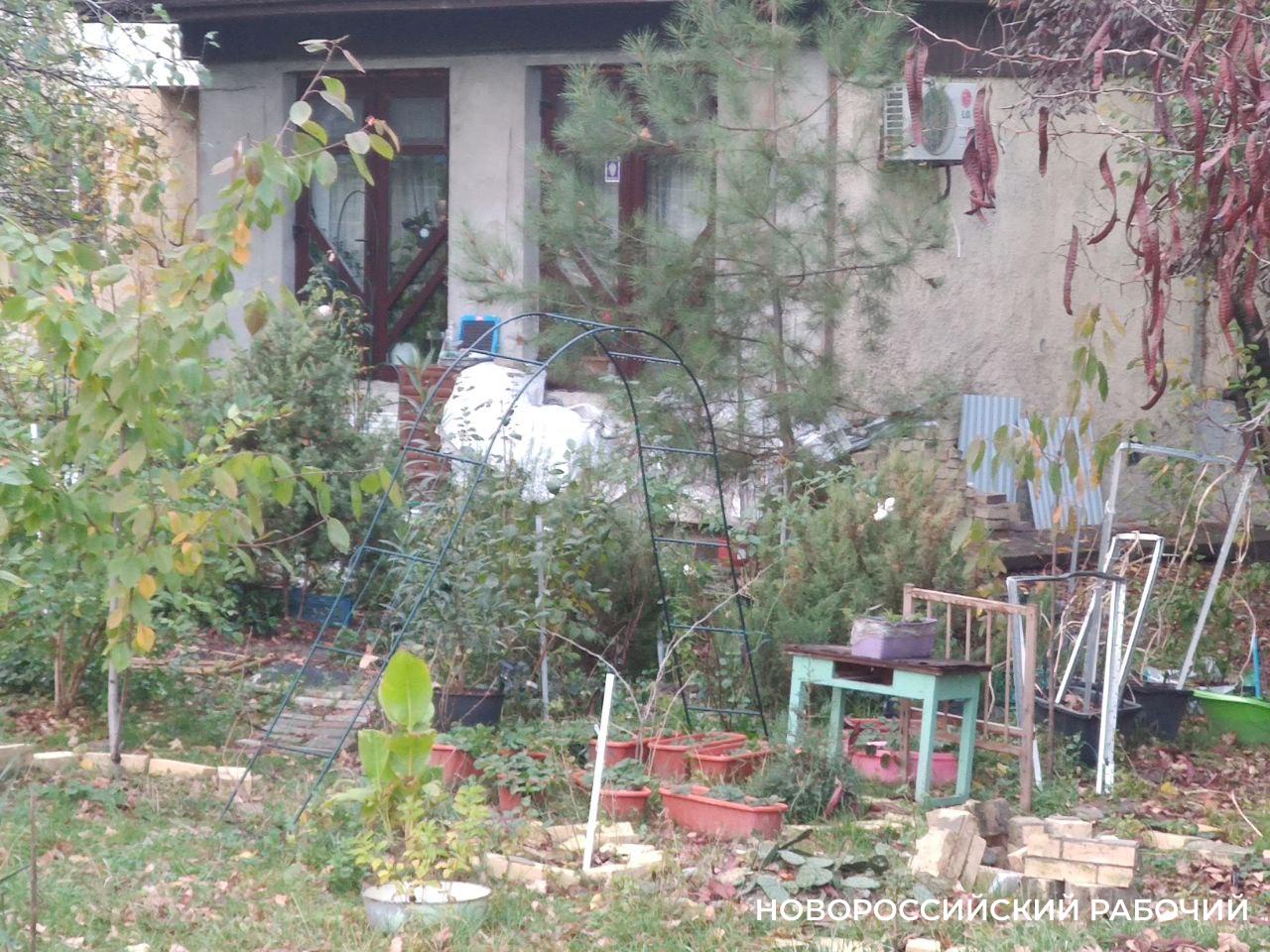 В 3 микрорайоне Новороссийска местный житель устроил свалку возле МКД Жители 3 го микрорайона жалуются на захламленные улицы Причем как выяснилось это не единственная свалка Новороссиец Александр несколько раз жаловался в официальных чатах на то что за домом 21 по улице Героев Десантников опять какая то помойка старых вещей А ведь по уютной аллее гуляют люди По данным администрации района с жителем захламляющим данную территорию неоднократно проводилась разъяснительная работа о необходимости уборки и недопущении подобного впредь Так как уборка не проведена будут применяться меры административного взыскания сообщил замглавы Рафаэль Бегляров У жителей и администрации есть опыт борьбы с несанкционированными свалками в этом районе Активистка ТОС Елена Пиманенкова рассказала что приходится судиться с предпринимателем который не вывозит строительный мусор со своей территории на улице Куникова Туда открыт доступ дети беспрепятственно проходят к заброшенным полуснесенным зданиям а это опасно При депутатской поддержке и поддержке специалистов контрольно ревизионного направления добились того что владельцу территории дали срок до середины февраля чтобы он вывез мусор