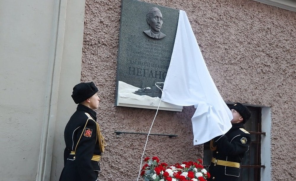 Имя конструктора атомохода "Ленин" увековечили  Мемориальную доску главному конструктору первого в мире атомного ледокола "Ленин" Василию Ивановичу Неганову установили в Санкт-Петербурге. Ее прикрепили на фасад дома №26А в переулке Гривцова, где он жил.  Эта инициатива приурочена к 125-летию со дня рождения выдающегося конструктора. Заместитель председателя комитета по промышленной политике, инновациям и торговле Санкт-Петербурга Алексей Яковлев отметил на открытии, что Россия - единственная страна в мире, обладающая атомным ледокольным флотом.   Стратегическая задача атомоходов - обеспечить бесперебойную работу Северного морского пути, а это возможности для развития экономики и минерально-сырьевой базы РФ.  #именаСевероЗапада