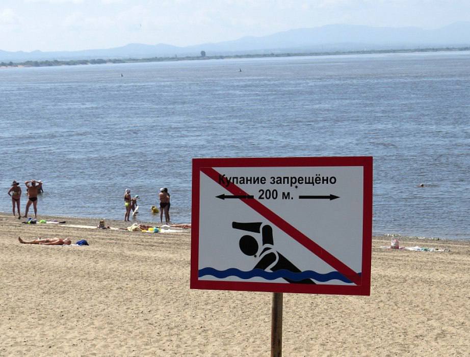 Краевые спасатели усилили патрулирование водоемов в Хабаровском крае Из-за жары в регионе участились несчастные случаи на воде, в том числе с гибелью людей, включая детей. Чтобы предотвратить трагедии, спасатели и местные власти проводят дополнительные рейды — в них участвуют более 350 человек. На этой неделе проверки прошли на базе отдыха «Дельфин» и других стихийных пляжах. С отдыхающими провели беседы, раздали памятки и напомнили о запрете купания. В крае нет официальных пляжей для купания. На опасных участках устанавливают знаки «Купание запрещено», за нарушение грозит штраф от 500 до 1000 рублей. Спасатели призывают родителей не оставлять детей без присмотра у воды. В экстренных случаях звоните по номеру 112.