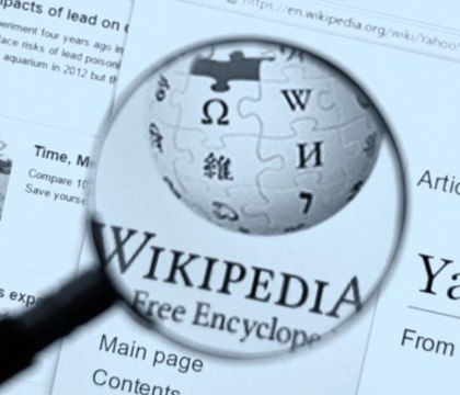 Wikipedia теряет читателей из за ИИ передовые технологии бьют по доходам платформы Из за искусственного интеллекта посещаемость сервиса падает При этом запросы от чат ботов перегружают серверы компании не принося никаких дивидендов Фонд Wikimedia сообщает что количество просмотров страниц Wikipedia реальными людьми снижается Одновременно площадка сталкивается с резким ростом числа обращений от ботов на основе искусственного интеллекта