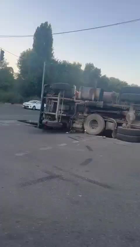 Грузовик опрокинулся на улице Суворова в Краснодаре, движение затруднено