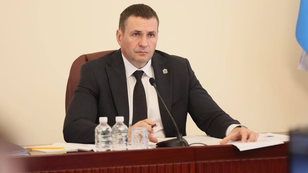 Дмитрий Демешин: «Принял решение поддержать будущих учителей – нашим школам нужны талантливые кадры» С 1 сентября «целевики», получающие высшее образование, будут получать дополнительную выплату к стипендии за счёт бюджета края. Так, студенты приоритетных направлений педагогической подготовки математика, физика, информатика, химия и биология станут получать по 20 тысяч рублей, студенты других направлений педагогической подготовки — по 10 тысяч рублей. Фото: Официальный телеграм-канал губернатора Хабаровского края Дмитрия Демешина. Подробнее на сайте "Вести. Хабаровск"