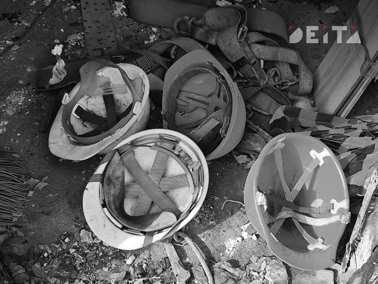 За гибель трёх рабочих на ТЭЦ 2 начальник и прораб отделались условными сроками Ленинский районный суд Владивостока вынес приговор по делу о страшном несчастном случае на производстве Трагедия произошла в августе 2025 года во время реконструкции теплоэлектроцентрали из за обрушения кирпичной кладки трубы бригада сорвалась с высоты Трое сотрудников погибли на месте двое получили тяжёлые травмы Начальника участка и прораба АО Усть СреднеканГЭССтрой признали виновными в нарушении требований охраны труда Однако учитывая полное признание вины и выплату компенсации в размере более 8 млн рублей суд назначил им мягкое наказание по 1 5 года лишения свободы условно Прокуратура рассматривает возможность обжалования приговора В надзорном ведомстве отметили что данная компания регулярно попадает в сводки по травматизму причём большинство инцидентов связаны именно с падением с высоты Deitaru