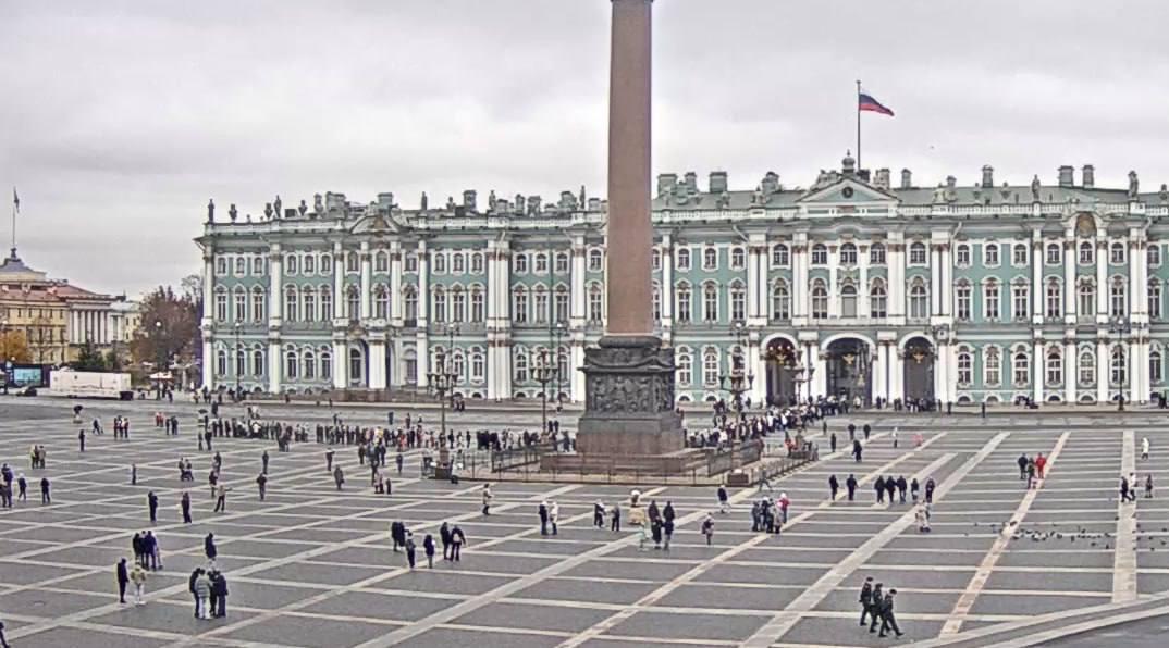 Очередь в Эрмитаж до самой колонны Сегодня у Эрмитажа аншлаг очередь тянется до Александровской колонны Вход в Главный комплекс сделали бесплатным для студентов пенсионеров подростков аспирантов адъюнктов интернов и ординаторов Петербуржцы терпеливо стоят ради искусства можно и подождать Подписаться ТГ MAX