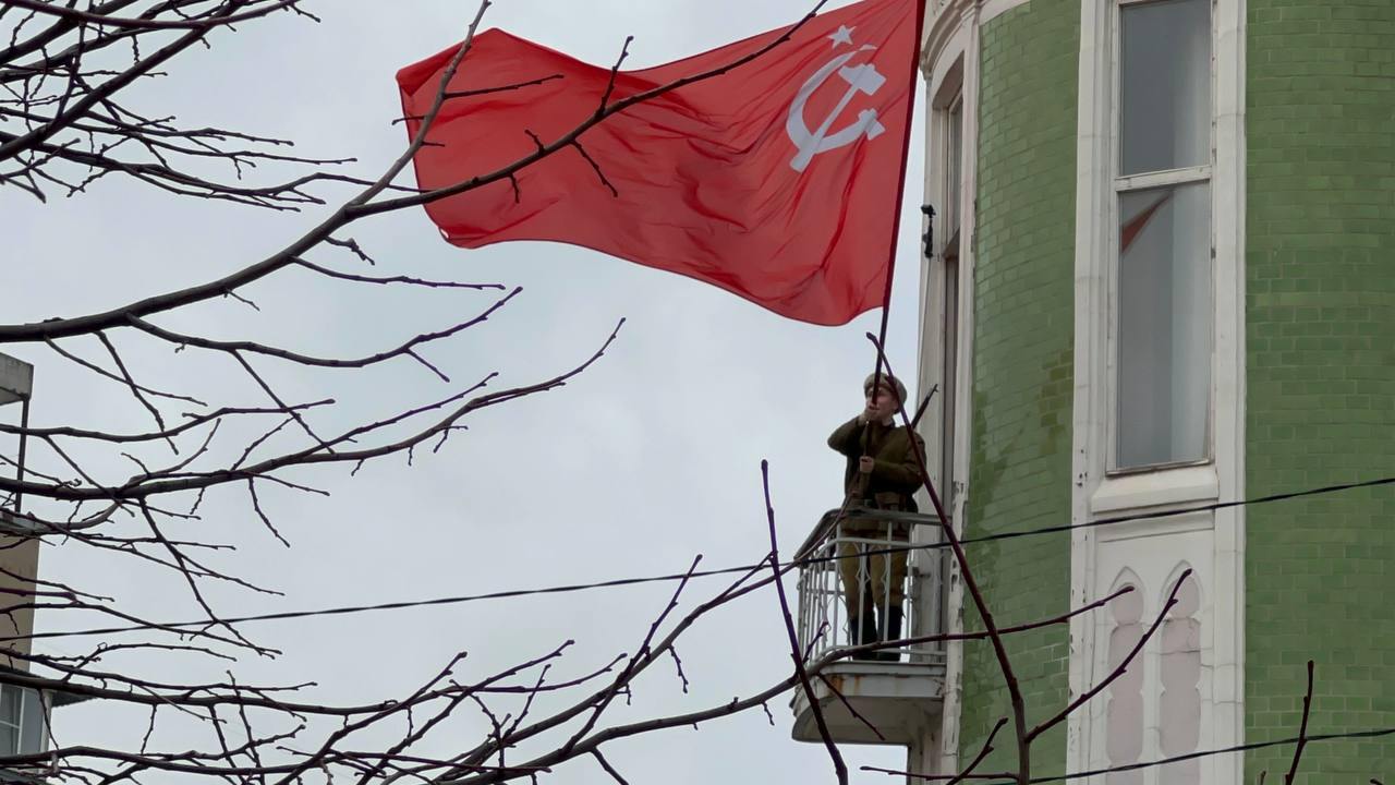 ‍ ‍ ‍  Реконструкцию боя за Краснодар с водружением знамени Победы проведут 12 февраля  Опубликована афиша мероприятий, приуроченных ко Дню освобождения краевого центра от фашистов.  Реконструкция начнётся в полдень на пересечении улиц Красной и Гимназической. Прямую трансляцию масштабной реконструкции можно будет посмотреть в эфире телеканала «Краснодар».  В этом году кубанская столица отмечает 82-ю годовщину со дня освобождения города от немецко-фашистских захватчиков. С 5 по 12 февраля в Краснодаре запланирована серия памятных мероприятий.  ― Каждый день у Вечного огня ребята несут Почётную Вахту памяти. В учреждениях культуры и спорта, в школах и парках уже проходят выставки, реконструкции, экскурсии и другие события, ― написал в своём Telegram-канале глава Краснодара Евгений Наумов.  Подробное расписание мероприятий можно узнать в афише в специальном разделе, посвящённом 80-летию Победы, на сайте городской администрации