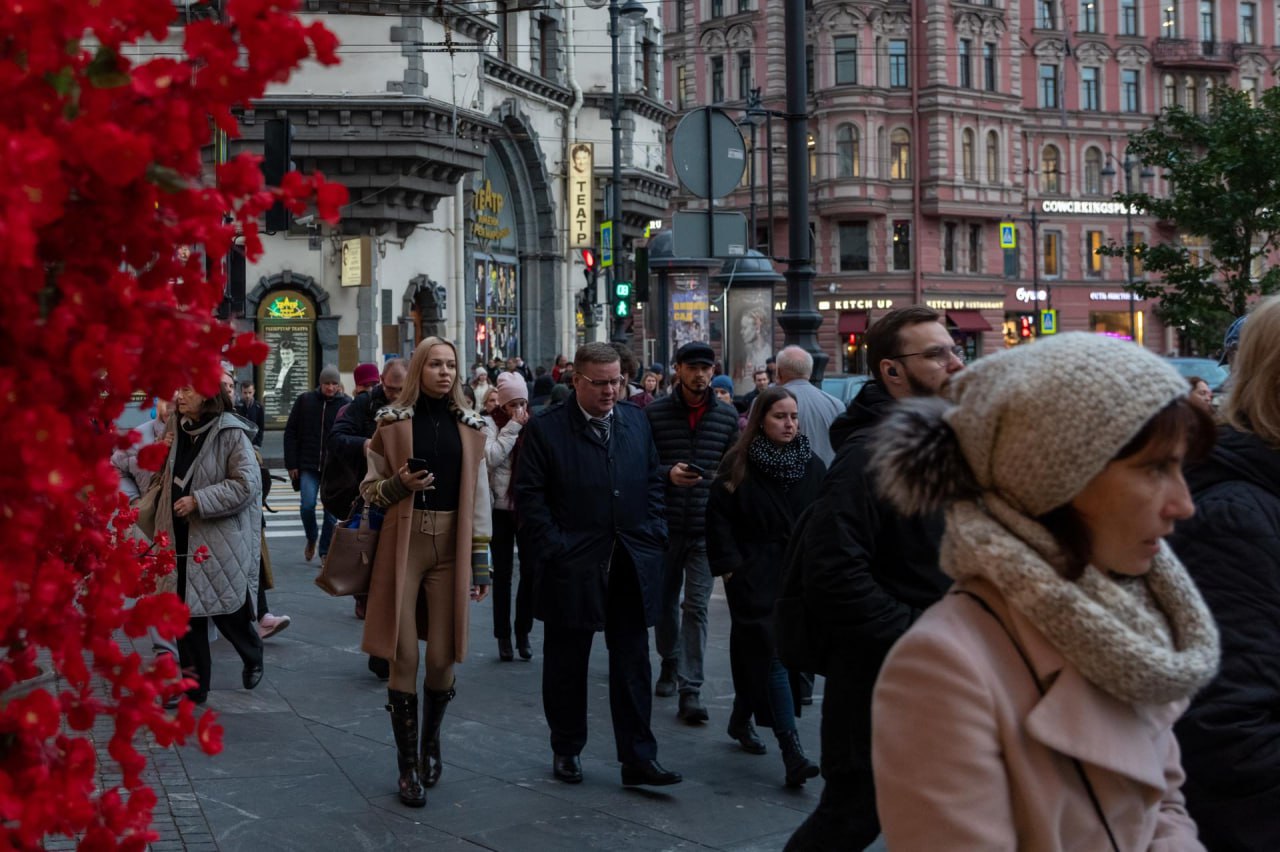 Естественная убыль населения Петербурга превысила 30% по итогам прошлого года  "В Петербурге и Ленинградской области мы наблюдаем естественную убыль населения. Смертность существенно превосходит рождаемость. В Ленобласти ситуации острее за счёт низкой рождаемости: 5,8 ребёнка на тысячу человек населения. В Петербурге — 8,5 на тысячу населения", — рассказал глава Петростата Александр Кукушкин.  Так, в прошлом году на 10 родившихся в Северной столице приходилось 13 умерших.  Кукушкин отметил, что снижение рождаемости в Петербурге и Ленобласти объясняется в первую очередь низким количеством женщин, достигшим репродуктивного возраста. Так, в период с 2016 по 2023 год количество женщин в возрасте от 16 до 29 лет снизилось на 18%.  Автор фото: Тихонов Михаил