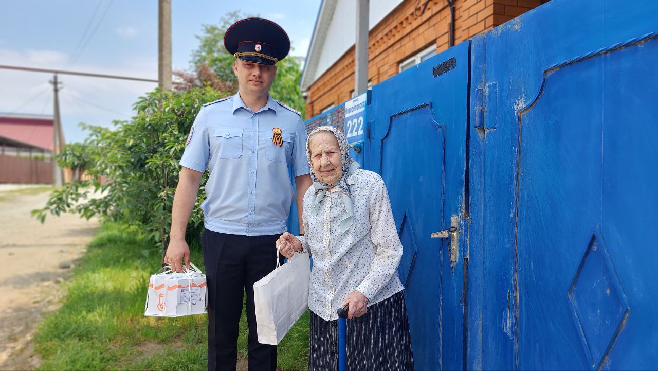В Белореченском районе полицейские и активисты в преддверии Дня Победы проводят ежегодную акцию «Победа в лицах» Руководство белореченской полиции вместе с представителями Общественного совета при Отделе в преддверии главного майского праздника реализуют ежегодное районное профилактическое мероприятие «Победа в лицах», целью которого является поздравить ветеранов, тружеников тыла и жителей блокадного Ленинграда, членов их семей с великим майским днем. «Сегодня, когда ветеранов Великой Отечественной войны осталось всего 3 человека, жителей блокадного Ленинграда 12, а тружеников тыла 58 человек на территории белореченского района, наша задача - навестить каждого, окружить заботой, вниманием и теплом, а также передать слова благодарности, которой преисполнены наши сердца, за все, что они сделали для страны и для будущих поколений», - отметили руководители Отдела полиции. Полиция Белореченска