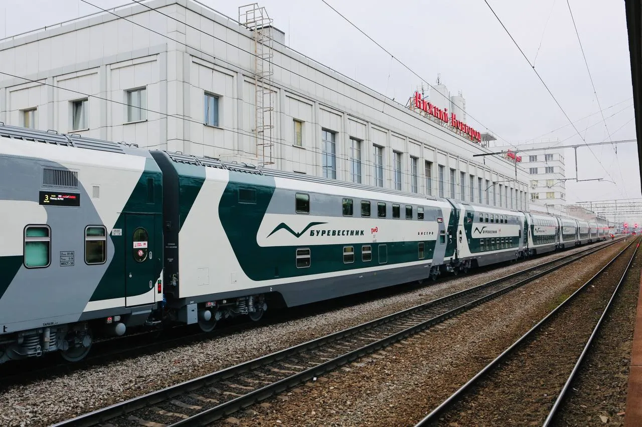 Увеличим состав Буревестника до 13 вагонов На период высокого спроса на Горьковской железной дороге в летний сезон состав скоростного двухэтажного поезда Буревестник Нижний Новгород Москва будет увеличен до 13 вагонов с 17 апреля по 1 октября Буревестник курсирует ежедневно отправляясь утром днём и вечером В зависимости от расписания поезд останавливается в Дзержинске Коврове и Владимире В его состав входят двухэтажные вагоны АО ФПК с местами для сидения стандартной и улучшенной компоновки купейный штабной вагон с купе для маломобильных пассажиров вагон СВ и вагон бистро При покупке билетов на поезда отправляющиеся с 20 апреля пассажиры могут узнать как расположены кресла в вагонах с местами для сидения стандартной компоновки в направлении движения или против него Оформить проездные документы можно на нашем сайте в веб приложении и мобильном приложении РЖД Пассажирам или в кассах
