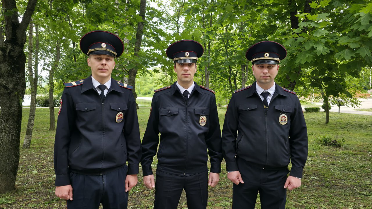 Полицейские города Железноводска нашли пенсионера, который заблудился на горе Развалка Вечером в дежурную часть Отдела МВД России по городу Железноводску поступило сообщение от взволнованной жительницы Москвы о том, что ее супруг, находясь на отдыхе в одном из санаториев города-курорта, вышел на прогулку и не вернулся. ⏺Сотрудники полиции незамедлительно приступили к поискам пропавшего, которые продолжались всю ночь. Благодаря грамотным действиям оперуполномоченного уголовного розыска Дмитрия Авдеева, изучившего записи с камер видеонаблюдения, удалось установить маршрут передвижения мужчины и примерную локацию, где он мог находиться. ⏺На следующее утро участковый уполномоченный полиции Иларион Новаковский и командир отделения патрульно-постовой службы Александр Индербиев обнаружили 78-летнего москвича на склоне горы Развалка. Пенсионер чувствовал себя удовлетворительно, однако в силу возраста и усталости спуститься самостоятельно не сумел. Полицейские помогли мужчине и спустили его на руках, а затем доставили в городской отдел внутренних дел, где его осмотрели медики. ⏺Убедившись, что здоровью пенсионера ничего не угрожает, полицейские дождались прибытия его супруги, которая, в свою очередь, поблагодарила стражей правопорядка за профессионализм, неравнодушие и оперативную помощь.