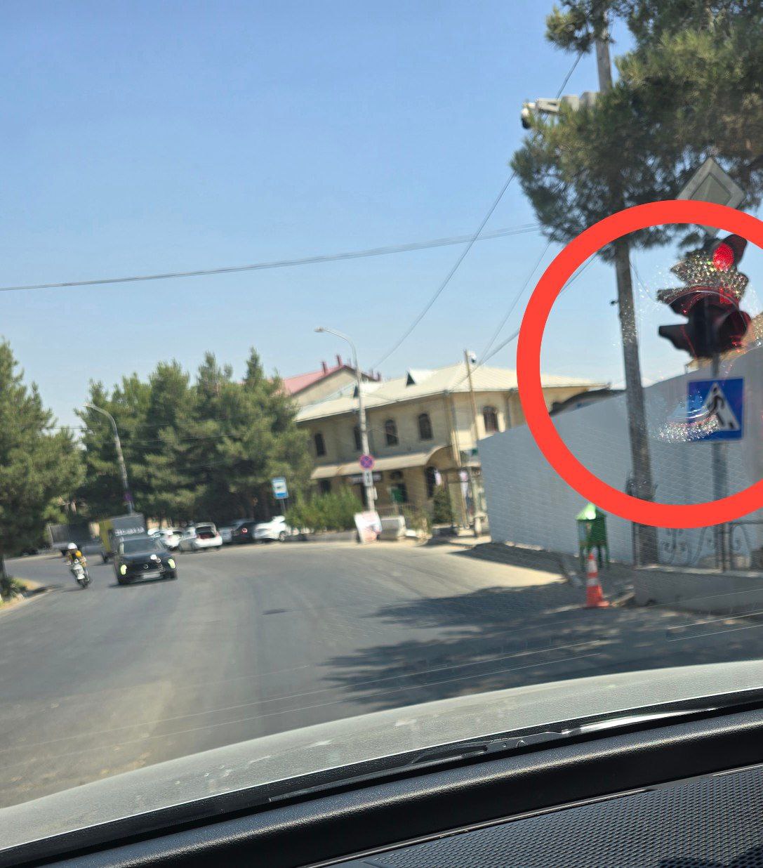 В Юнусабадском районе Ташкента обнаружилась улица без разметки пешеходных переходов    На улице Отчопар, на участке от перекрёстка Шахристан до санатория «Чинобад», нет ни одного обозначенного пешеходного перехода, хотя, по словам жителей, их должно быть семь. Последний из них должен вести к школе. Люди вынуждены ждать, чтобы перебежать дорогу, что создаёт опасность для пешеходов.    Здравствуйте пишу вам с просьбой живу по улице Отчапар дорога которая ведёт с Шахристан перекрёстка до санатории чинобад нет ни одной разметки пешеходного перехода хотя их там должно быть аж 7 последняя это переход к школе люди стоят долгое время чтоб как нибудь проскочить на другую сторону    Просим СБДД принять меры!