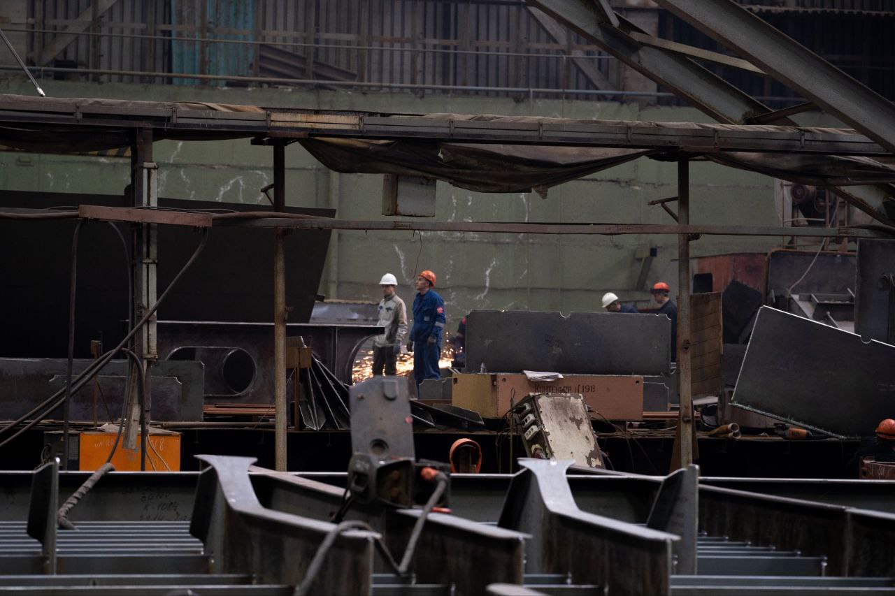 70 российских судов ремонтируются за рубежом В таких странах как Китай Южная Корея Турция и др Об этом как передал корреспондент ИАА ПортНьюс в ходе парламентских слушаний рассказал статс секретарь заместитель министра промышленности и торговли РФ Роман Чекушов Сейчас практически 70 судов ремонтируются в других странах в основном это Китай Южная Корея Турция Проблема заключается в дефиците крупнотоннажных доковых мощностей судоремонтных предприятий и в санкциях на поставку запасных частей и оборудования Безусловно нам необходимо наращивать внутренние мощности и повышать конкурентоспособность наших судоремонтных предприятий сказал он Согласно представленной заместителем министра информации Российским морским регистром судоходства под флагом России зарегистрировано около 3600 судов средний возраст которых составляет 29 лет Ежегодно должно выполняться порядка 650 очередных освидетельствований и 1200 доковых Российским классификационным обществом зарегистрировано порядка 22 тыс судов под флагом России средний возраст 38 лет Ежегодно должно выполняться 3 тыс очередных освидетельствований и 250 доковых По данным Минпромторга крупные российские судоходные компании готовы организовывать ремонт своего флота на отечественных предприятиях так как в других странах стоимость ремонта с учетом перехода судна может достигать 200 от цен в России однако для этого необходимо решить проблему с судоремонтными мощностями Среди ключевых проектов реализующихся в судоремонте Роман Чекушов упомянул доковую программу ОСК создание судоремонтного кластера в Мурманской области и центра судоремонта в порту Усть Луга а также проект компании Рем Нова ДВ в рамках которого на Камчатке должна появиться судоремонтная база Согласно презентации заместителя министра сегодня в России имеются 242 плавучих и 15 сухих доков Большая их часть сосредоточена на Северо Западе и Юге страны Как сообщало ИАА ПортНьюс вопросы судоремонта стали одной из тем IV конференции Судоремонт модернизация комплектующие которая успешно прошла 22 сентября 2025 года в Санкт Петербурге Видеозапись конференции доступна по ссылке