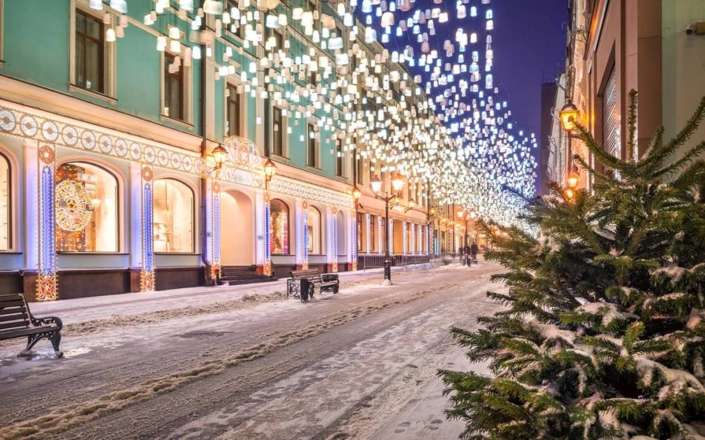 Самая пустующая торговая улица Москвы Столешников переулок  По итогам 2025 года Столешников переулок стал самой пустующей торговой улицей Москвы доля вакантных помещений здесь составила 24 7 следует из данных NF Group по 47 ключевым улицам города  В среднем по основным торговым улицам вакансия составляет 4 9 при этом показатель за год снизился на 1 2 п п Высокая вакантность также зафиксирована на Петровке 16 4 а на Малой Бронной она выросла с 0 7 до 8 2  Свободных помещений под аренду нет на Рождественке Большой Ордынке и Сретенке город Фото Baturina Yuliya Shutterstock FOTODOM Читать РБК Недвижимость в Telegram