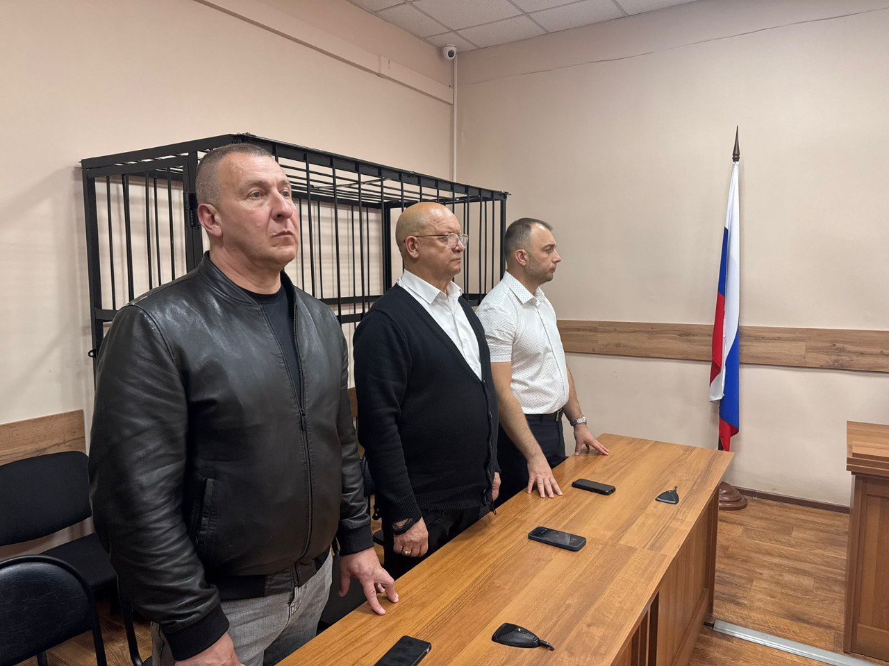 За взятку Евгения Пушкарева наказали штрафом в 1 миллион рублей Благовещенский городской суд вынес приговор известному благовещенскому бизнесмену владельцу медицинского центра и арт галереи PUSHKARЕV а также депутату городской думы и бывшему директору Амурского медицинского колледжа в одном лице Евгению Пушкареву Напомним его поймали на взятке чиновнику регионального минздрава Деньгами Пушкарев хотел ускорить процедуру внесения изменений в лицензию на медицинскую деятельность его компании Учитывая смягчающие и отягчающие обстоятельства судья приговорил Евгения Пушкарева к штрафу размером 1 25 миллиона рублей однако с учетом его содержания под стражей штраф снижен до 1 миллиона рублей АОТВ Фото t me blg sud