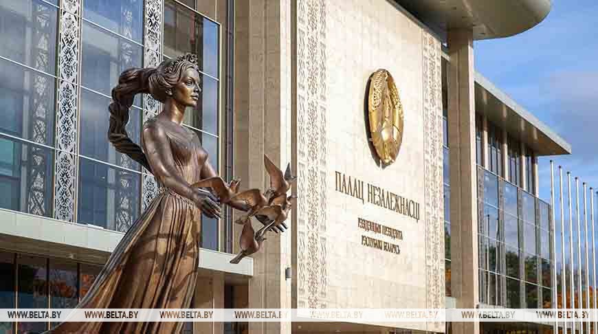 Александр Лукашенко главный принцип системы соцзащиты индивидуальный подход и внимание к каждому человеку Президент Беларуси Александр Лукашенко поздравил работников и ветеранов государственных органов и организаций системы социальной защиты с профессиональным праздником Днем работников социальной защиты Ваш труд это настоящее служение людям требующее высочайшей самоотдачи и душевной щедрости говорится в поздравлении Белорусская система социальной защиты сегодня динамично развивается внедряются новые цифровые технологии совершенствуются механизмы оказания помощи расширяются программы поддержки Однако неизменным остается главный принцип индивидуальный подход и внимание к каждому человеку  Поддержать канал бустами Inst TikTok ВК OK FB