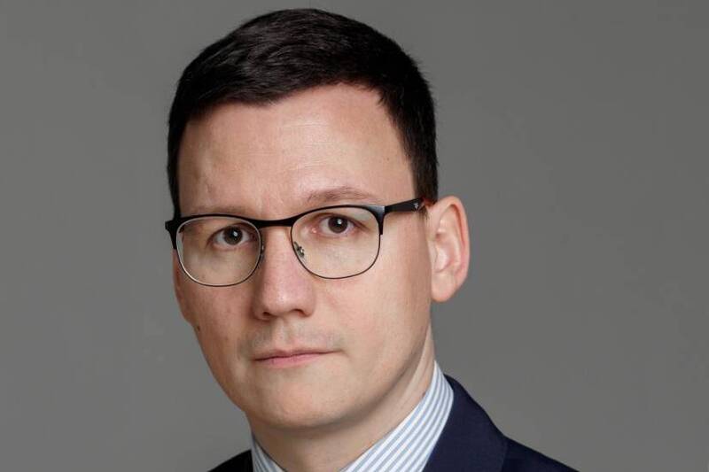Глава Городецкого округа предложил жителям сообщать о фактах продажи вейпов подросткам   Александр Мудров заявил, что к нему поступает множество обращений с просьбой «решить вопрос с торговлей вейпами и жидкостями к ним».   По его словам, несмотря на действующий с 2023 года запрет на продажу электронных сигарет несовершеннолетним, некоторые подростки все равно их курят. Мудров предложил жаловаться на нерадивых торговцев вейпами через специальный бот.  «Я предлагаю всем жителям округа стать помощниками муниципального контроля. Как именно? Вы можете прислать свое сообщение с информацией, где продают несовершеннолетним вейпы, а дальше мы будем организовывать проверки и штрафовать. К слову, штрафы для организаций внушительны. Поэтому предлагаю продавцам гадости, калечащей наших детей, задуматься», — заключил Мудров.  В июне сообщалось, что в Госдуму планируется внести проект о полном запрете продажи вейпов и электронных сигарет в России.    Правительство Нижегородской области     Прислать новость