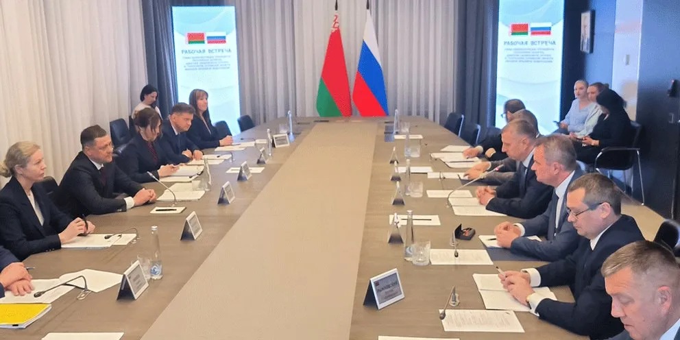 В Пскове прошла встреча Дмитрия Крутого и губернатора Псковской области Михаила Ведерникова накануне заседания Группы высокого уровня Субсидирования авиаперелетов только на региональном уровне потянуть не получится отметили глава Администрации Президента Беларуси и губернатор Псковской области
