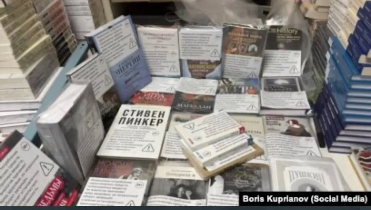 В Москве проводятся обыски у менеджмента книгоиздательского холдинга ЭКСМО которые якобы разработали схему по распространению ЛГБТ литературы среди несовершеннолетних По данным РЕН ТВ задержан гендиректор Евгений Капьев Следственные действия проводятся по нескольким адресам по факту возбужденного уголовного дела по статье об организации деятельности экстремистской организации Издательство ЭКСМО занимает 20 процентов российского книжного рынка