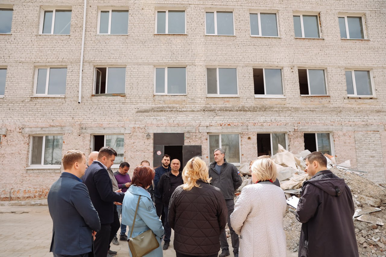 В центре для реабилитации людей с инвалидностью в Благовещенске продолжается ремонт Первое по данному профилю учреждение в области будет рассчитано на 1500 человек. В здании появятся: водолечебница, массажные кабинеты, тренажерные залы, стационар. Об этом рассказал губернатор Василий Орлов в своих соцсетях. Пройти реабилитацию здесь смогут и бойцы СВО. "Наша задача создать такие условия, чтобы каждый, кто обратится за помощью в центр, смог вернуться к полноценной жизни. Больше не нужно ехать в другие регионы – помощь будет рядом", - отметил глава региона. Перейти на сайт