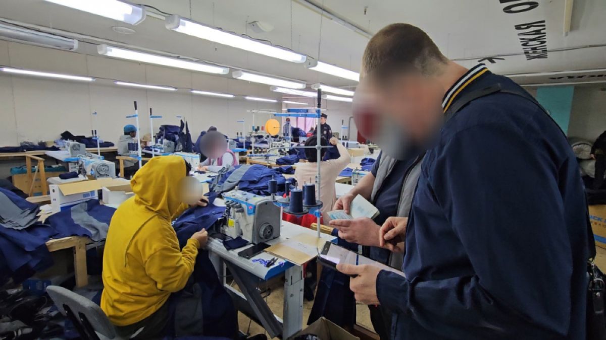 В ивановских предприятиях и организациях нашли 42 мигранта-нелегала     Сотрудники полиции проверили более 150 различных промышленных, коммерческих и иных объектов, а также более 400 единиц автотранспорта.  ↗  Прислать новость   Подписаться