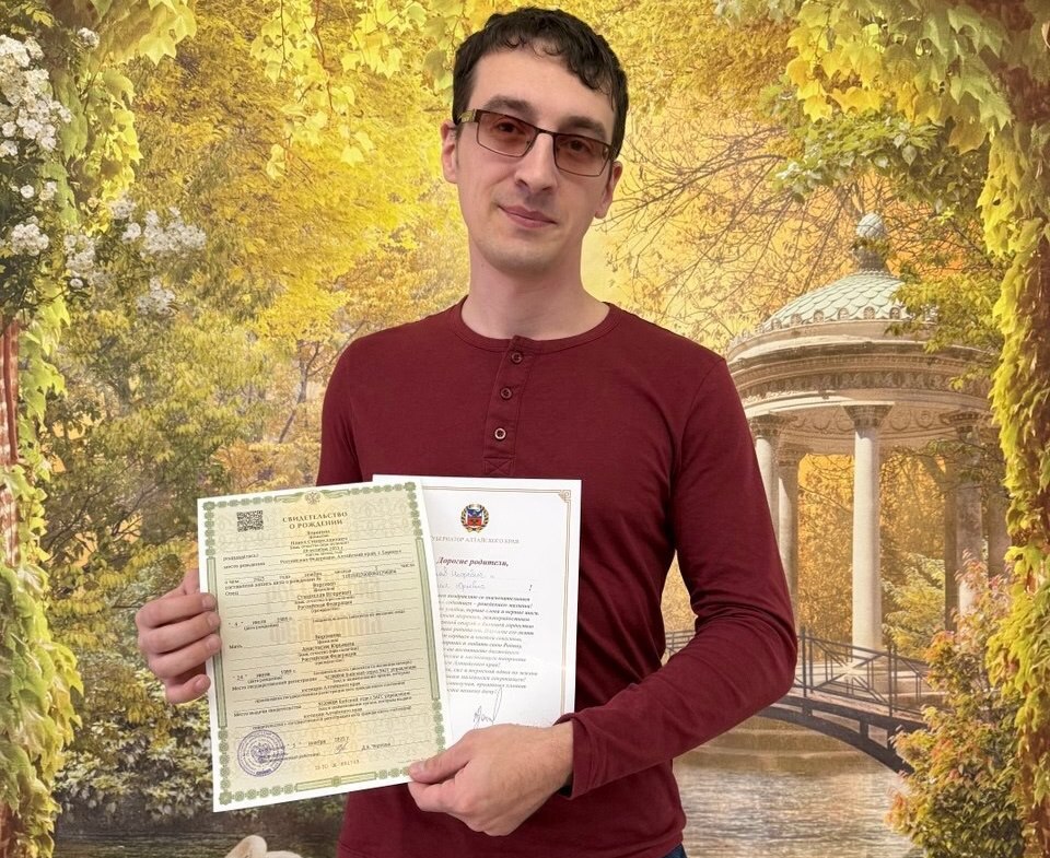 Десятый ребёнок родился в семье из Бийского района Счастливыми родителями мальчика стали супруги Станислав и Анастасия Воронины Как отметили в Управлении юстиции региона это уже 10 й ребёнок в их большой семье Пара рассказала что назвала сына Павлом Сотрудники Бийского отдела ЗАГС вручили папе свидетельство о рождении и поздравительный адрес губернатора Алтайского края Виктора Томенко