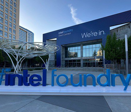 Intel Foundry показала выручку в 1000 раз ниже чем TSMC По данным SemiAnalysis выручка Intel Foundry в 2025 году примерно в 1000 раз ниже чем у TSMC Подразделение находится далеко от точки безубыточности Для восстановления конкурентоспособности Intel Foundry рассчитывает на техпроцессы 18A и 14A и интерес со стороны Tesla Broadcom и Microsoft