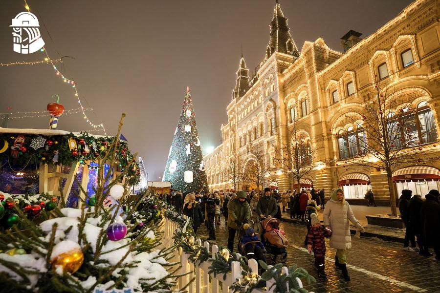 Москвичи возмутились толпам туристов на Красной площади    Ежегодно ГУМ-каток и ярмарка притягивают миллионы туристов со всей России. В этом году давка в центре достигла невероятных показателей и на земле, и в метро. В некоторые дни один из вестибюлей станции «Охотный ряд» перекрывали на выход.     Не все москвичи рады такому наплыву туристов. Некоторые призывают посмотреть и другие достопримечательности столицы, другие и вовсе призывают оставаться дома, и не приезжать в Москву, создавая толпы.     Главный совет, который дали гостям города, — приезжать нужно не в новогодние праздники, а в обычный день. Фестивали и увеселительные мероприятия проходят в течение года ежедневно в самых разных точках города.