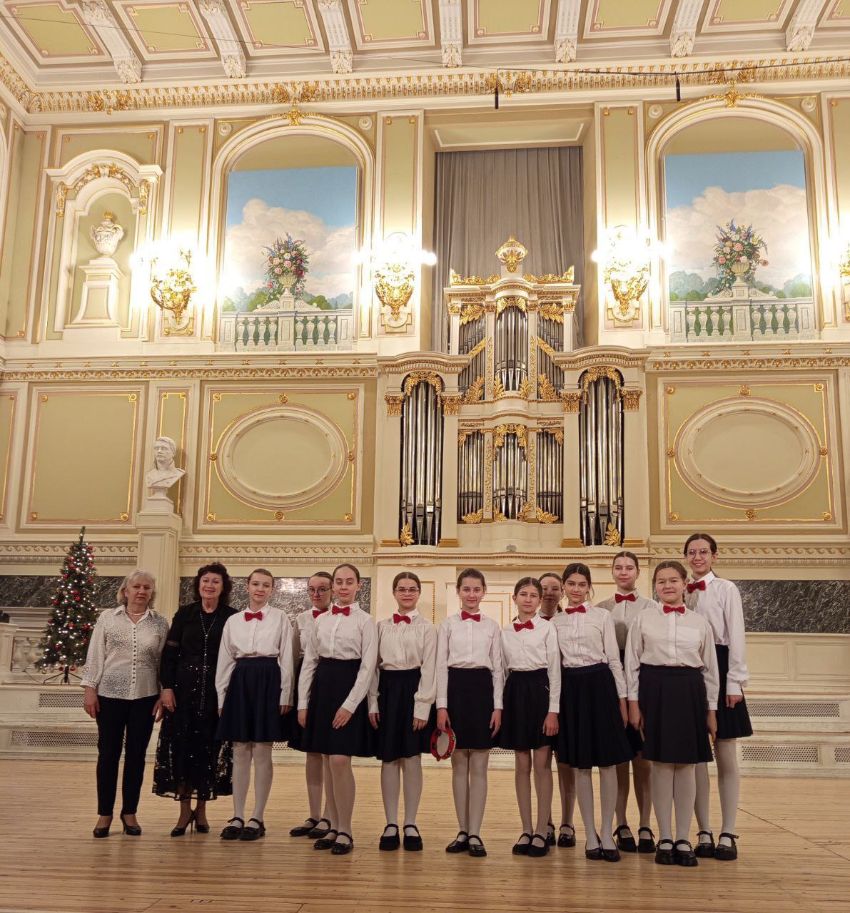 Ученики красноярской музыкальной школы 11 покоряют Санкт Петербург В финале международного хорового конкурса Песни над Невой ансамбль Искорки стал лауреатом I степени Поздравляем ребят с победой